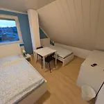 Modernes Monteurhaus - Gaestehaus Fuer Bis Zu 8 Personen Mit Eigenem Wintergarten Und Carport