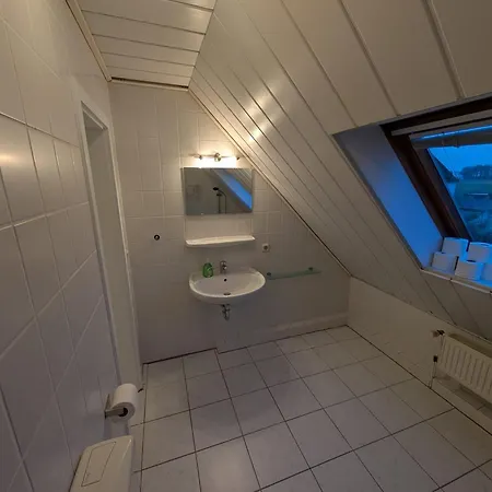 Modernes Monteurhaus - Gaestehaus Fuer Bis Zu 8 Personen Mit Eigenem Wintergarten Und Carport *