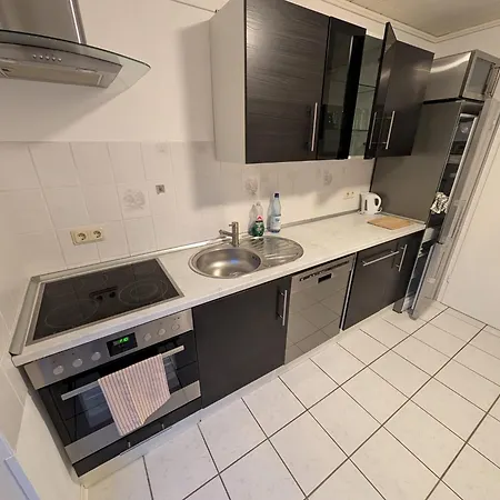 Semesterbostad Modernes Monteurhaus - Gaestehaus Fuer Bis Zu 8 Personen Mit Eigenem Wintergarten Und Carport Sottrum