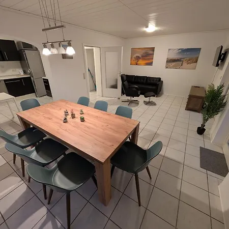 Prázdninový dům Modernes Monteurhaus - Gaestehaus Fuer Bis Zu 8 Personen Mit Eigenem Wintergarten Und Carport