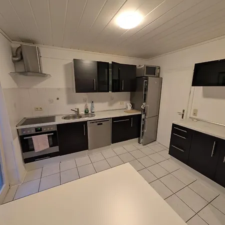 Prázdninový dům Modernes Monteurhaus - Gaestehaus Fuer Bis Zu 8 Personen Mit Eigenem Wintergarten Und Carport