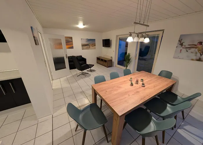 Semesterbostad Modernes Monteurhaus - Gaestehaus Fuer Bis Zu 8 Personen Mit Eigenem Wintergarten Und Carport *