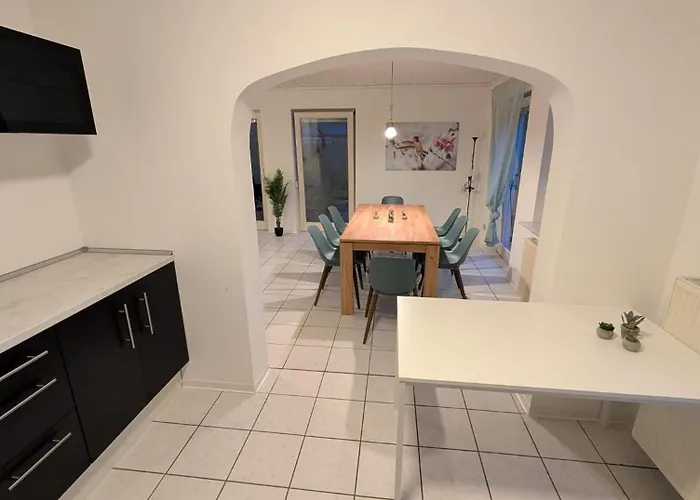 Modernes Monteurhaus - Gaestehaus Fuer Bis Zu 8 Personen Mit Eigenem Wintergarten Und Carport Semesterbostad *