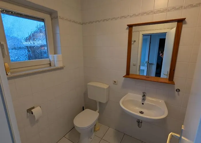 Semesterbostad Modernes Monteurhaus - Gaestehaus Fuer Bis Zu 8 Personen Mit Eigenem Wintergarten Und Carport *